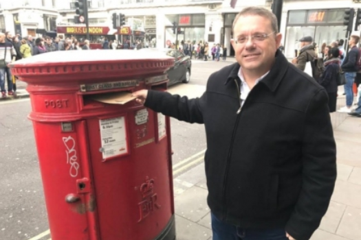 יעקב חגואל ליד תיבת דואר בלונדון
