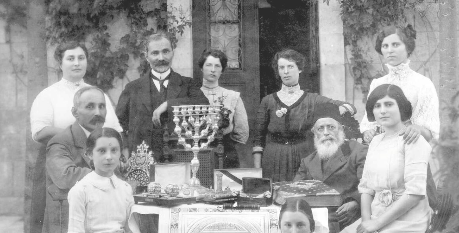 משפחת אליעזר ליפמן (בוים) קאמיניץ עם אפרים כהן, בעל המלון ההיסטורי בירושלים בו התארחו הרצל, רוטשילד ועוד. (1912)